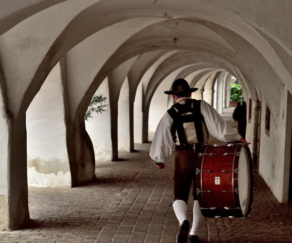 Mann, der durch die Lauben in Neumarkt läuft