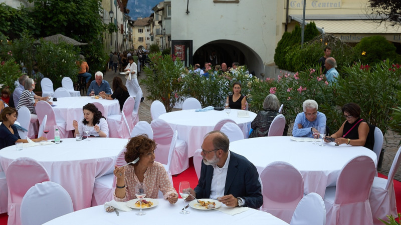 People eating at the Wine and Arcades event