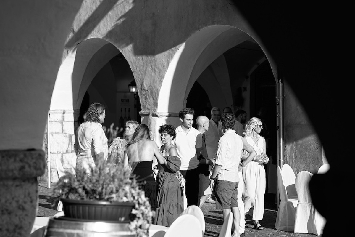 Eine Gruppe genießt die Weine von Wein und Lauben.