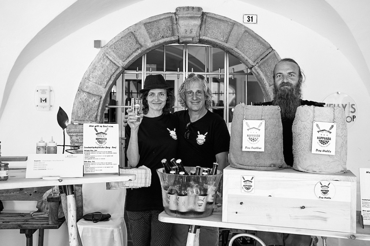 Drei Vertreter von Brauerei Koppbräu präsentieren ihr Bier.