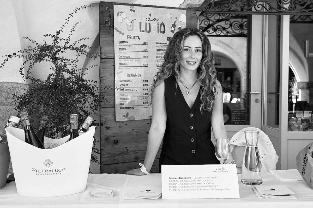 Eine Vertreterin von Pietraluce Franciacorta präsentiert ihre Weine am Stand.