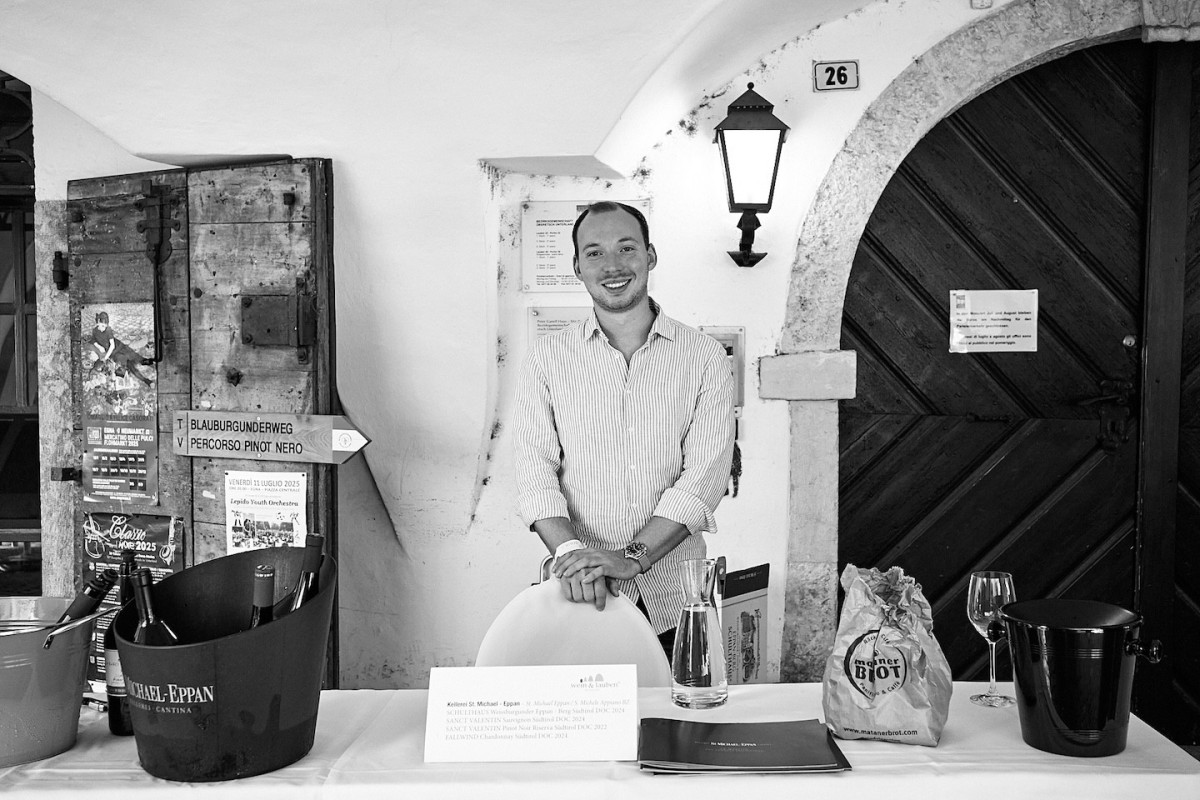 Ein Vertreter von Kellerei St. Michael-Eppan präsentiert die Weine der Kellerei.