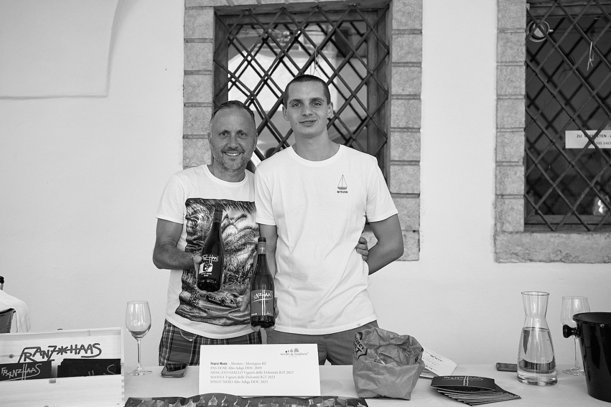 Eine Vertreterin von Franz Haas präsentiert Weine am Stand.