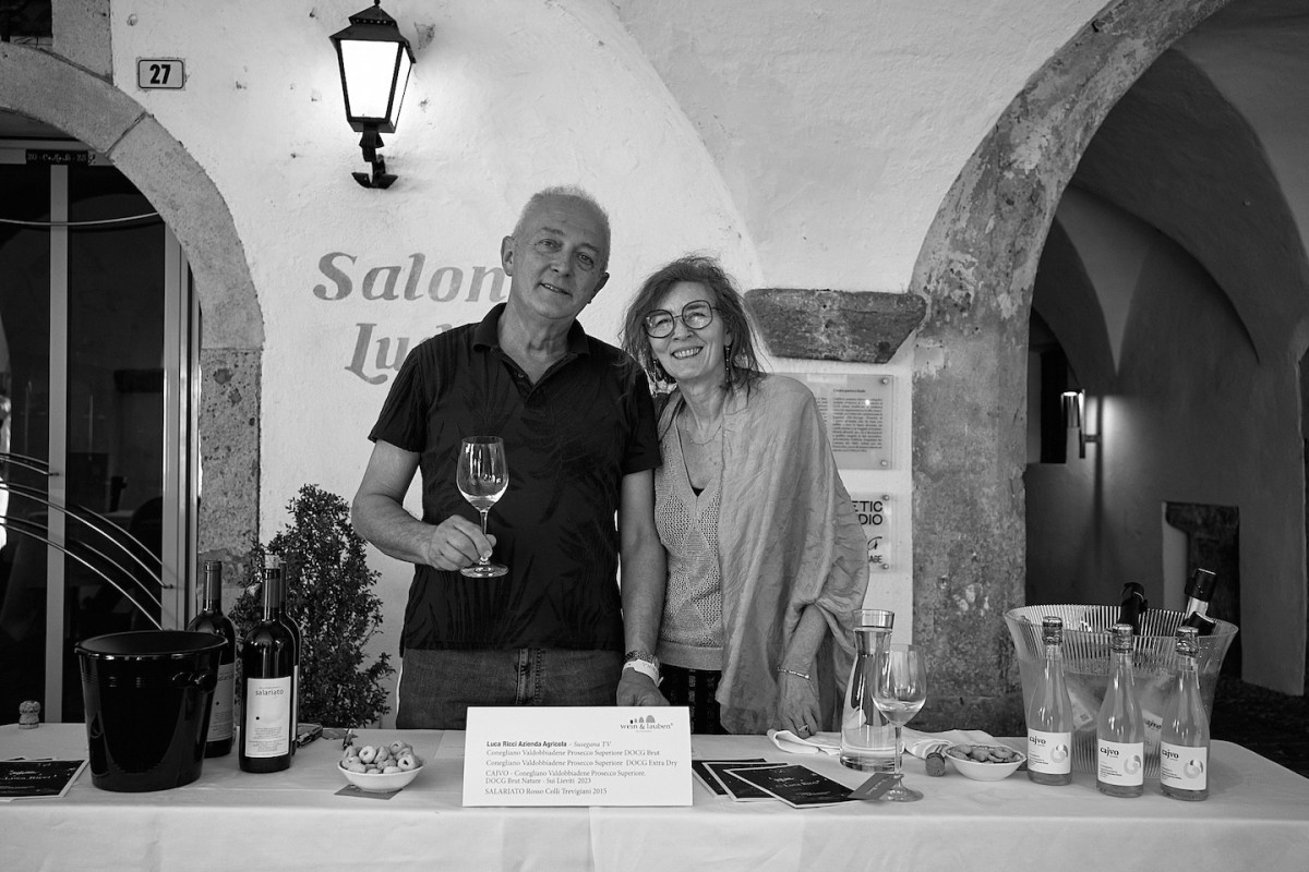 Zwei vertreter Luca Ricci Azienda Agriceta präsentieren ihre Weine.