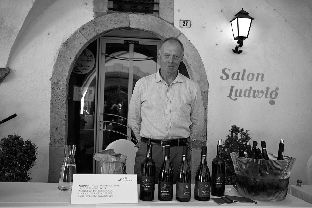 Ein Vertreter vom Wassererhof präsentiert seine Weine.